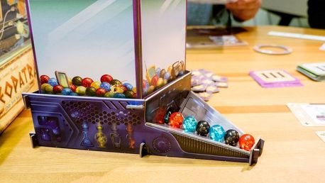 Kütyük társasjáték-kritika [ diceandsorcery.blog ]